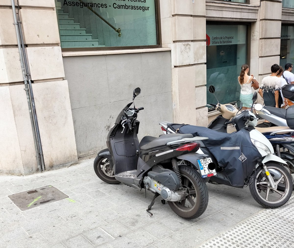 Barnabici (@bcnbici) on Twitter photo Aquesta és la imatge sempre de les voreres del carrer Princesa amb Via Laietana. Sempre plenes de motos aparcades ilegalment dificultant el pas de vianants.
Suposo q <a href="/BarcelonaOberta/">Barcelona Oberta</a>, <a href="/jmartigalbis/">Jordi Martí Galbis</a> i tots els q es queixen pels arbres també estan demanant la retirada de les motos. Aquesta és la imatge sempre de les voreres del carrer Princesa amb Via Laietana. Sempre plenes de motos aparcades ilegalment dificultant el pas de vianants.
Suposo q <a href="/BarcelonaOberta/">Barcelona Oberta</a>, <a href="/jmartigalbis/">Jordi Martí Galbis</a> i tots els q es queixen pels arbres també estan demanant la retirada de les motos.