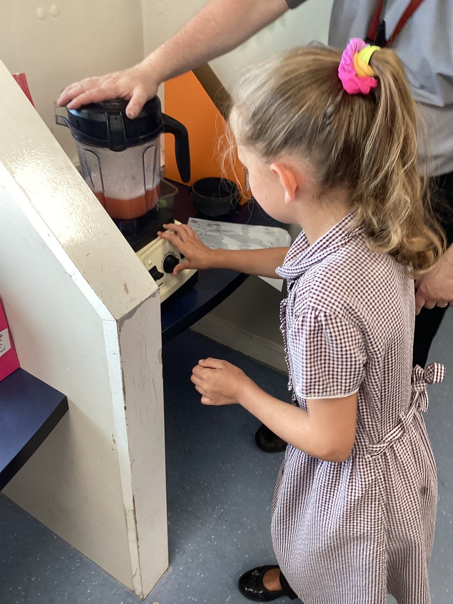 SpringfieldPri1's tweet image. Yesterday Class 9 enjoyed cutting up fruit, using the blender and making and tasting our own fruit smoothies. We all had a go at cutting and blending. It was a great afternoon.