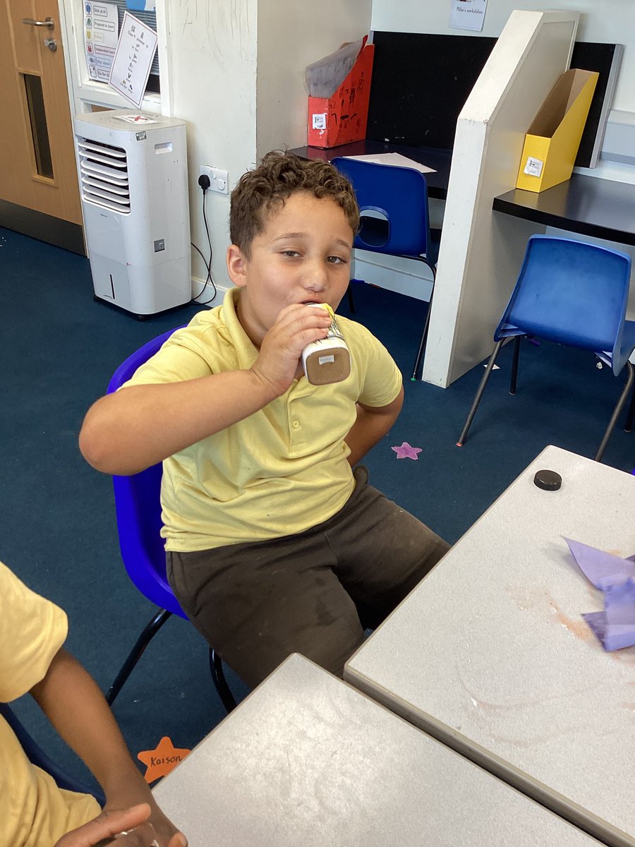 SpringfieldPri1's tweet image. Yesterday Class 9 enjoyed cutting up fruit, using the blender and making and tasting our own fruit smoothies. We all had a go at cutting and blending. It was a great afternoon.