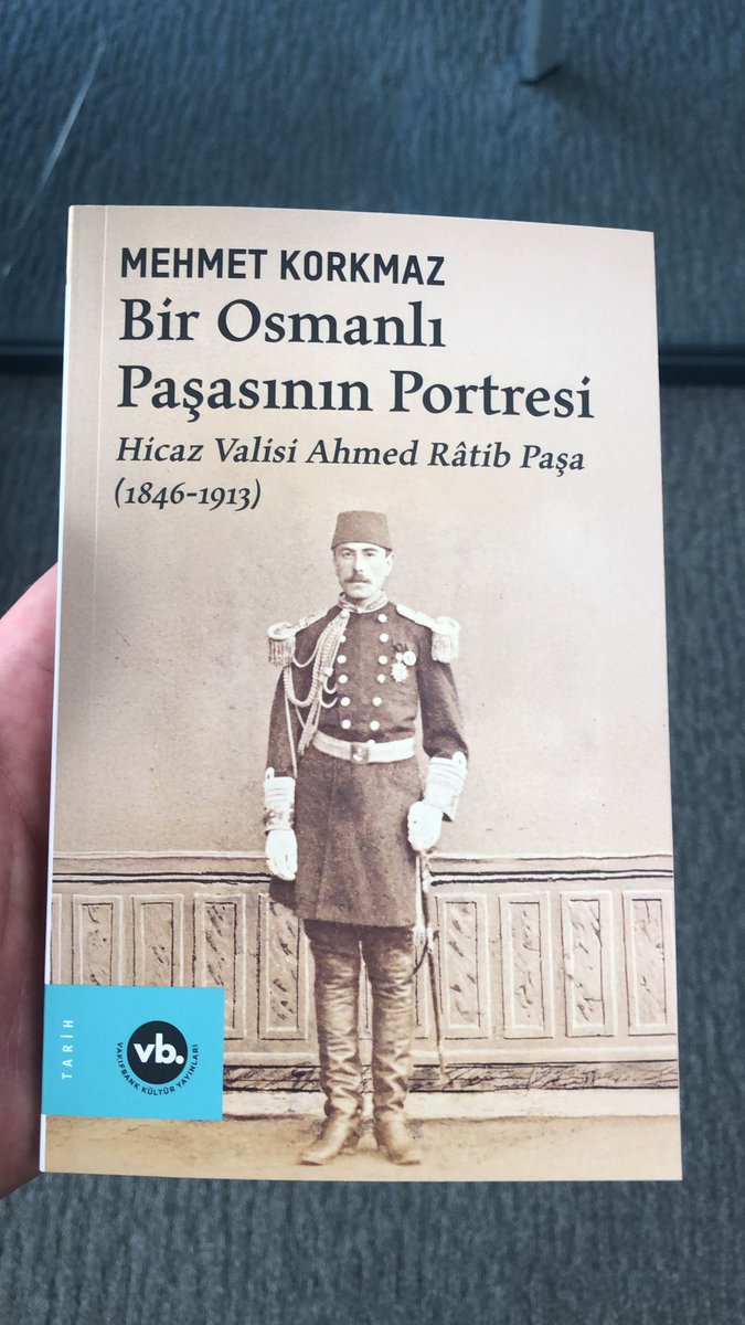 📚 Yeni çalışmam.
Bugün matbaadan çıktı.
Eserde, Sultan II.Abdülhamid döneminde Hicaz Vilayetinde 15 yıl gibi uzun bir süre Hicaz Vali ve Kumandanı olarak görev yapan Müşir Ahmed Râtib Paşa'nın hayat hikâyesi ile Hicaz vilayetinin idaresi ve vilayette yaşanan sorunlar ele alındı