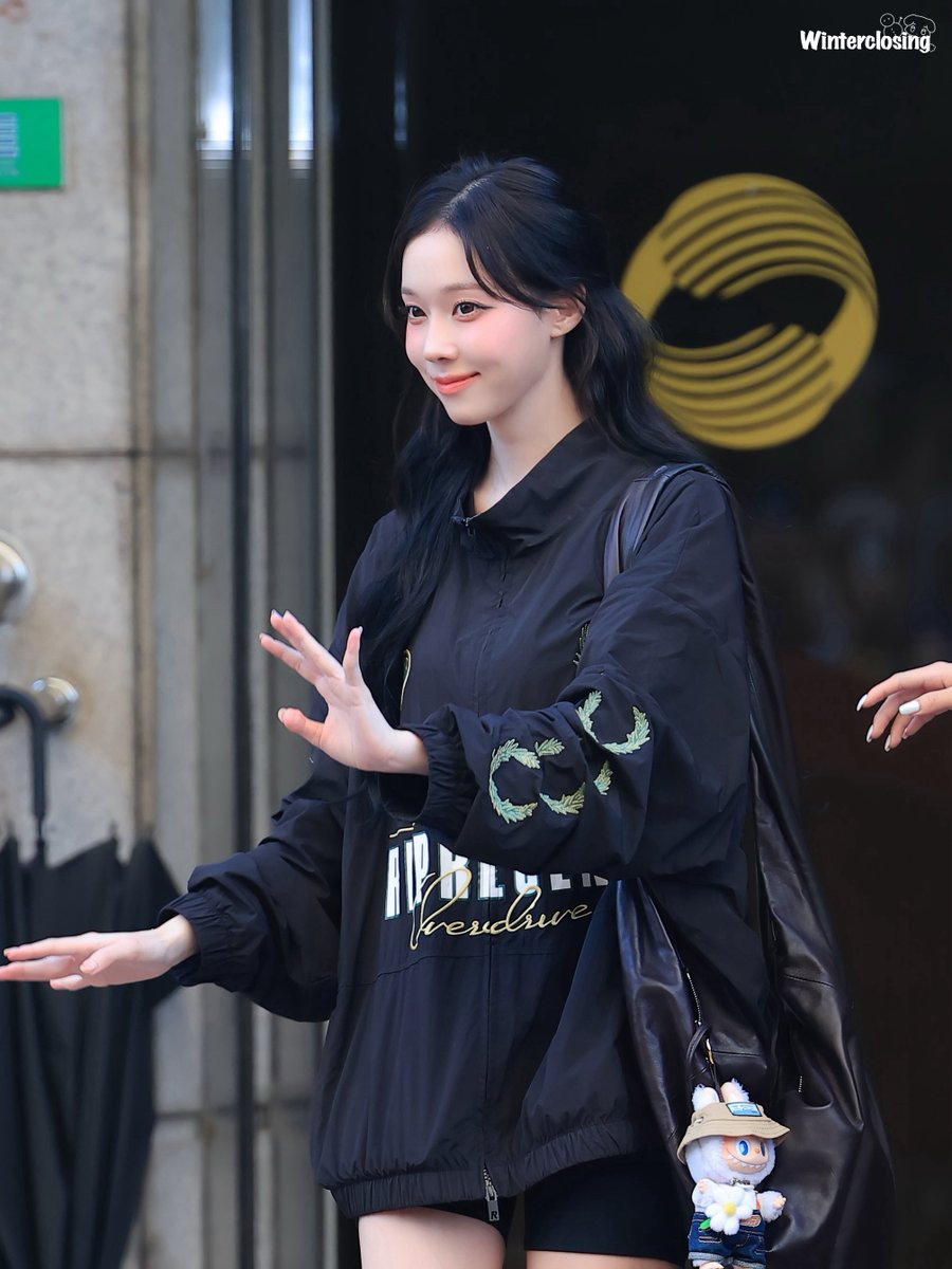 kwtclosing0101's tweet image. 250711 Music Bank
🫶🫶🫶
#aespa #æspa #에스파
#WINTER #윈터
