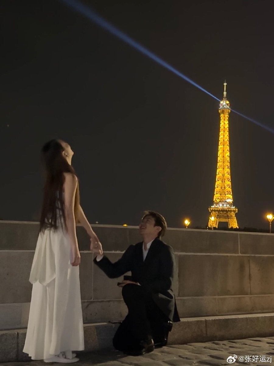 Iheartu02's tweet photo. Zeng said...
" Secretly preparing to propose to her all summer felt selfish. It's like I was enjoying this sweet thing own my own while she wasn't... Like sneaking to the fridge n eating ice cream all alone in summer..."

That's how much he loves her guys 🥺😭😭 https://t.co/ONsf84RS8S