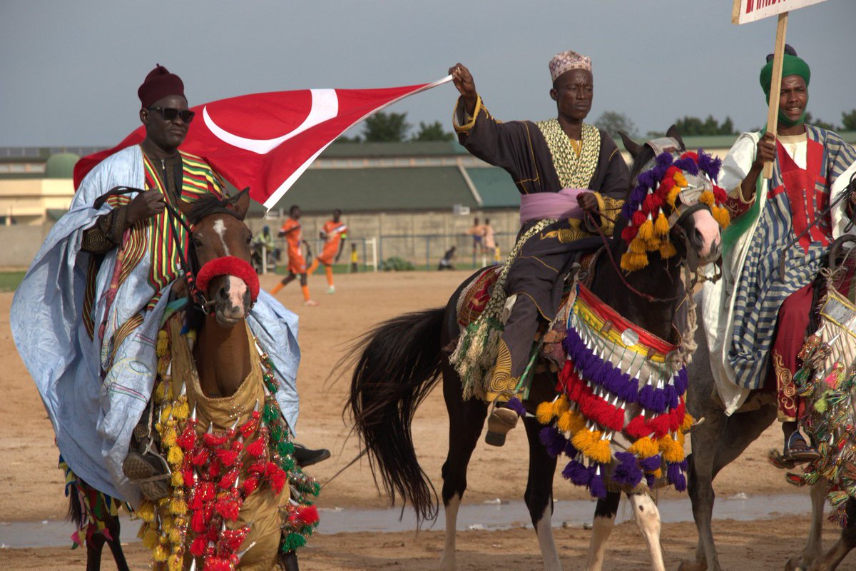 Nous avons assisté à la course et au spectacle de chevaux à Maroua.

Maroua’da at yarışı ve gösterisine iştirak ettik.