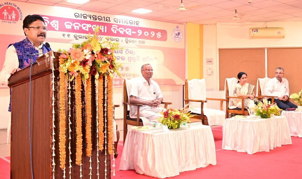 MahalingMukesh's tweet photo. ଆଜି ଭୁବନେଶ୍ୱର ସ୍ଥିତ ଗୀତ ଗୋବିନ୍ଦ ଭବନ ଠାରେ ରାଜ୍ୟସ୍ତରୀୟ ସମାରୋହ ବିଶ୍ଵ ଜନସଂଖ୍ୟା ଦିବସ-୨୦୨୫ କାର୍ଯ୍ୟକ୍ରମରେ ଯୋଗଦେଇ ପରିବାର ନିୟୋଜନ, ମାନବଧିକାର ଓ ନାରୀମାନଙ୍କ ସ୍ୱାସ୍ଥ୍ୟ ବିଷୟରେ ଗୁରୁତ୍ୱପୂର୍ଣ୍ଣ ବାର୍ତ୍ତା ପ୍ରଦାନ କରିଛି। ପରିବାର ଯୋଜନା, ଲିଙ୍ଗଗତ ସମାନତା, ଦାରିଦ୍ର, ମାତୃ ସ୍ୱାସ୍ଥ୍ୟ ଏବଂ ମାନବିକ ଅଧିକାର ସମେତ ବିଭିନ୍ନ ଜନସଂଖ୍ୟା ସମ୍ବନ୍ଧୀୟ ସମସ୍ୟା ବିଷୟରେ ସଚେତନତା ସୃଷ୍ଟି କରିବା ବିଶ୍ୱ ଜନସଂଖ୍ୟା ଦିବସର ପ୍ରଧାନ ଲକ୍ଷ୍ୟ ।

ଆମ ରାଜ୍ୟରେ ପରିବାର ନିୟୋଜନ ଅଭିଯାନକୁ ସଫଳ କରିବା ନିମନ୍ତେ ବହୁବିଧ ପଦକ୍ଷେପମାନ ଗ୍ରହଣ କରାଯାଉଛି। ଏହାର ଫଳସ୍ବରୁପ ପରିବାର କଲ୍ୟାଣ କାର୍ଯ୍ୟକ୍ରମରବିଭିନ୍ନ କ୍ଷେତ୍ରରେ ବିଗତ ବର୍ଷ ମଧ୍ୟରେ ଆଶାନୁରୁପକ ସଫଳତା ଲାଭ କରିଛି। ଦମ୍ପତ୍ତି ପିଛା ହାରାହାରି ସନ୍ତାନ ସଂଖ୍ୟା ଯାହା ୨.୧ ରହିବା ଆବଶ୍ୟକ, ଆମ ରାଜ୍ୟର ତାହା ୧.୮ ରେ ପହଞ୍ଚିଛି । ଏହା ଜାତୀୟ ହାର ଉନ୍ନତ ସ୍ତରରେ ରହିଛି। ପରିବାର ନିୟୋଜନର ଅପୁରଣୀୟ ଆବଶ୍ୟକତା ଓଡିଶାର ଶତକଡା ୧୩.୬ ରୁ କମ ହୋଇ ୭.୨ ରେ ପହଞ୍ଚିପାରିଛି। ଯାହାକି ଆମ ରାଜ୍ୟ ପାଇଁ ଖୁସିର ବିଷୟ। ରାଜ୍ୟ ସ୍ୱାସ୍ଥ୍ୟସେବା କ୍ଷେତ୍ରରେ ଗୋଷ୍ଠୀସ୍ତରୀୟ ସ୍ଵେଚ୍ଛାସେବୀ ଆଶା ଦିଦି ମାନଙ୍କ ମାଧ୍ୟମରେ ଜନସାଧାରଣଙ୍କୁ ଆବଶ୍ୟକ ସୁଚନା ପ୍ରଦାନକରି ସେବା ଗ୍ରହଣ ନିମନ୍ତେ ପ୍ରବର୍ତ୍ତାଯାଉଛି। ସଠିକ ଶିକ୍ଷାର ସ୍ତର ବୃଦ୍ଧି, ଲୋକଙ୍କୁ ଭୁଲ ଓ ଠିକ ବିଷୟରେ ଜାଗୃତ କରିବାର ଅଭିଯାନର ପ୍ରଚାର ଦ୍ୱାରା ଜନସଂଖ୍ୟା ବୃଦ୍ଧିକୁ ରୋକାଯାଇ ପାରିବ।

ଏହି ଅବସରରେ ବିଭିନ୍ନ କ୍ଷେତ୍ରରେ ସଫଳତା ଲାଭ କରିଥିବା ସ୍ୱାସ୍ଥ୍ୟ ବିଭାଗର କର୍ମଚାରୀଙ୍କୁ ସମ୍ବର୍ଦ୍ଧିତ କରିବା ସହ ପରିବାର ନିଯୋଜନାରେ ନିଜର ଅତୁଳନୀୟ ଅବଦାନ ଦେଇଥିବା ଆଶା,ଡାକ୍ତର,ସ୍ବାସ୍ଥ୍ୟକର୍ମୀ ମାନଙ୍କୁ ନୂଆଁ ସରକାର ଆସିବା ପରେ ପ୍ରଥମ ଥର ପାଇଁ ଆର୍ଥିକ ସହାୟତା ରାଶି ପ୍ରଦାନ କଲି ।

#WorldPopulationDay