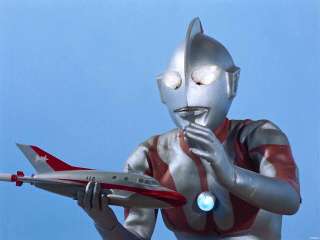 ウルトラマン4K版第1話をBSで見ていくスタイル…
セブン4Kの時も思ったけど、やっぱり色彩が鮮やかになるなぁ。
早くカラータイマーをピコピコさせてくれ！もう待ちきれないよ！
そしてマン兄さんは今日も不審者笑いで誤解を生むのであった…