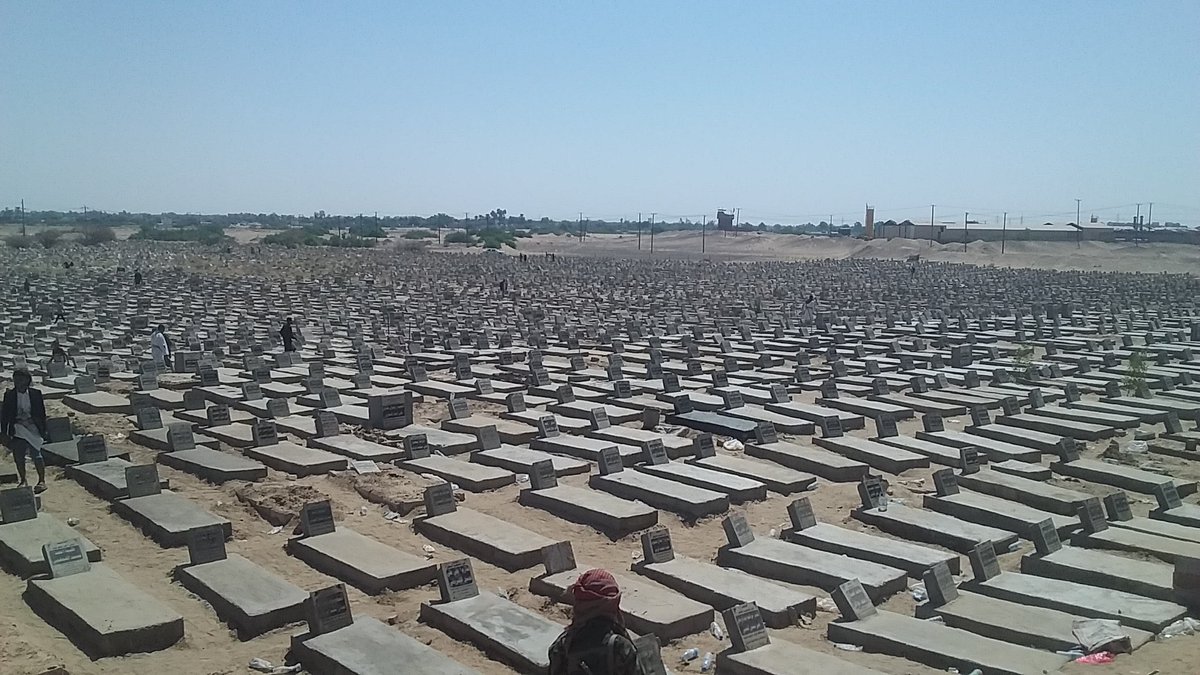 هذه مقبرة شهدائنا في #مأرب، تحتوي على 30 ألف شهيد قتلتهم مليشياتك أيها الإرهابي الطائفي المجرم، كان اليمنيون ينعمون بالحياة والاستقرار حتى أتيت بمشروعك الإرهابي الطائفي وعبر مليشياتك الحوثية لتقتلون نصف مليون يمني في عشرة أعوام.
ولو كانت إيران على حدود البوسنة 🇧🇦 لرأينا جرائم
