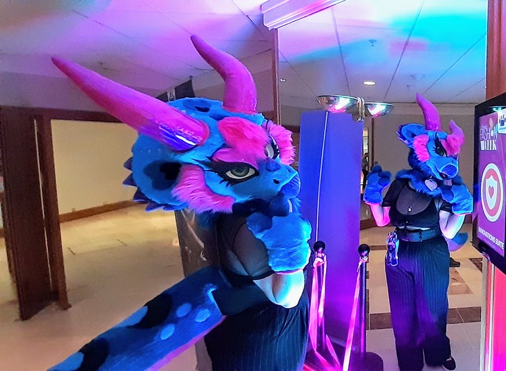You only have one "good side".
 That's cute 🥰
#FursuitFriday