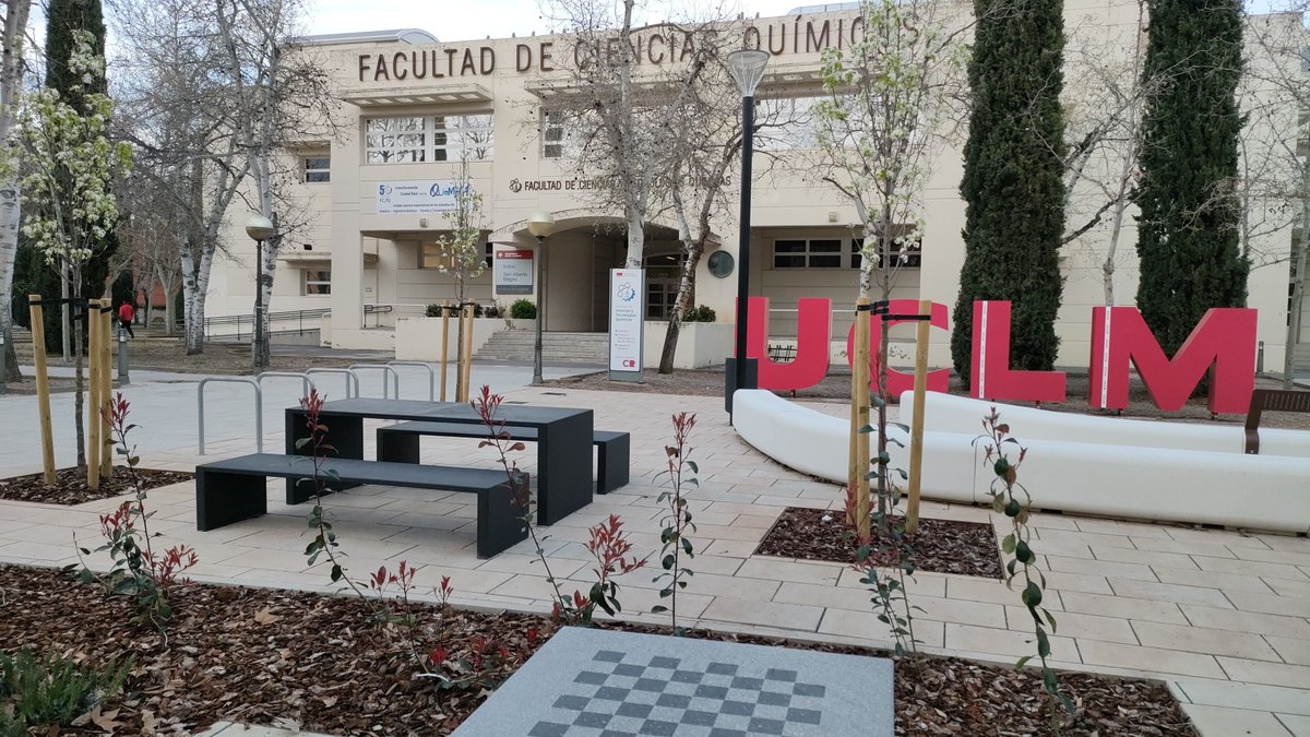 🏛️Una facultad con historia y futuro
La Facultad de Ciencias y Tecnologías Químicas de la UCLM lleva décadas formando profesionales que hoy lideran proyectos en todo el mundo.

🎯 ¿Quieres ser uno de ellos?
¡Estudia en la FCyTQ en Ciudad Real!