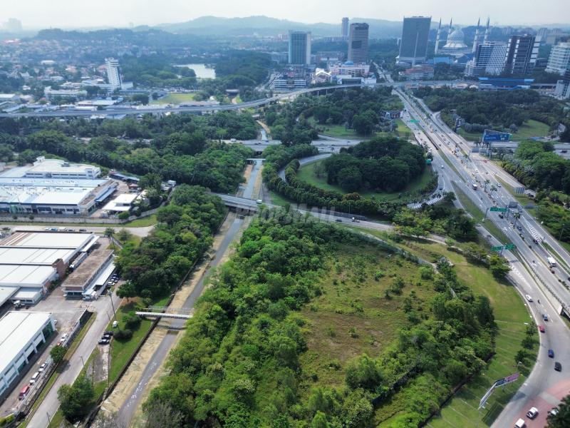 SummerVcg's tweet photo. 🗺️ Lokasi strategik:
🚗 2 min ke Maple Logistics
🛍️ 5 min ke IDCC, AEON Shah Alam
🚉 7 min ke LRT Datum Menteri (Shuttle lagi!!!)
🚗 3 highway utama: Federal, KESAS, LKSA https://t.co/CBhtsd3VTA