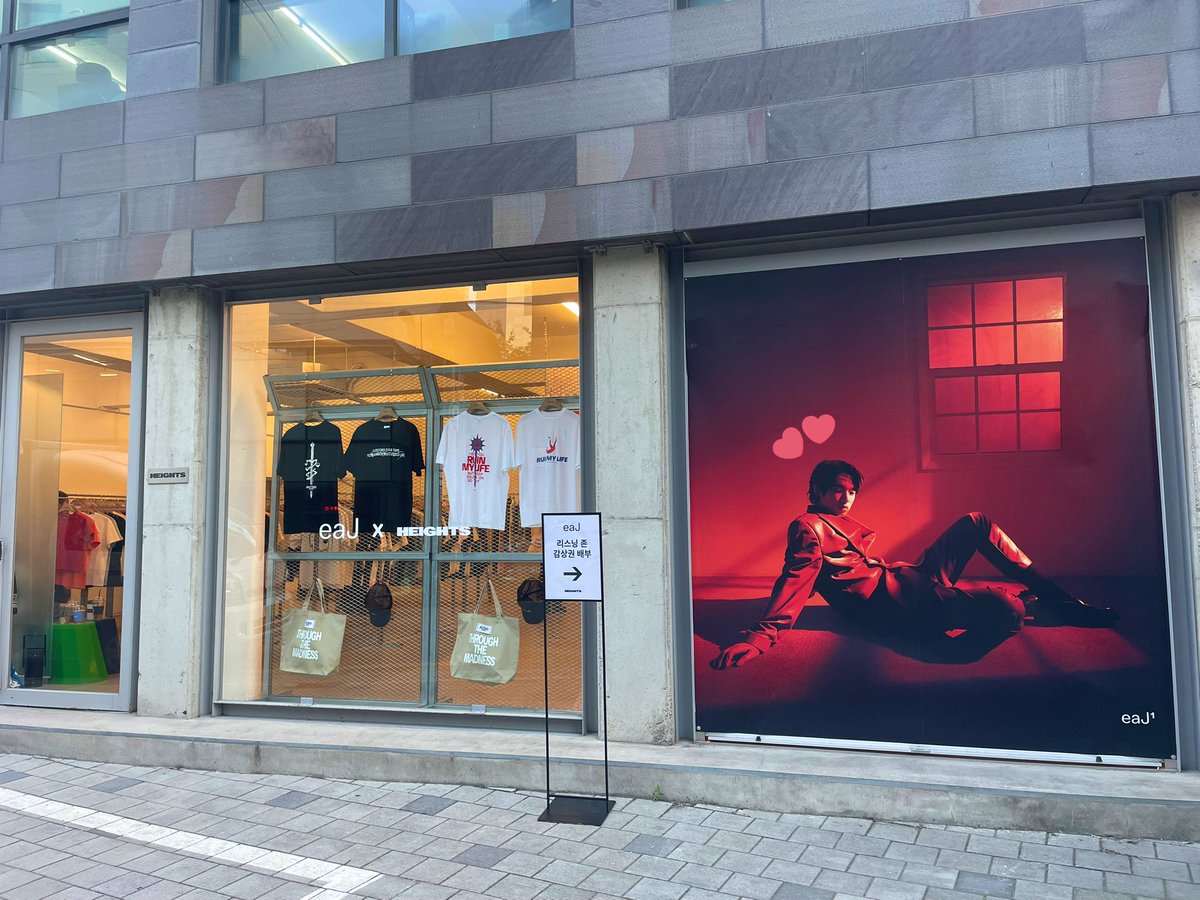 yunisinactive's tweet photo. HEIGHTS! #eaJ1 #canwejustpause #eaJ

didn’t manage to stop by earlier to get a listening ticket or any merch but so wonderful seeing his name and brand in Korea 🥰🔥 https://t.co/i1FiFeRbdP