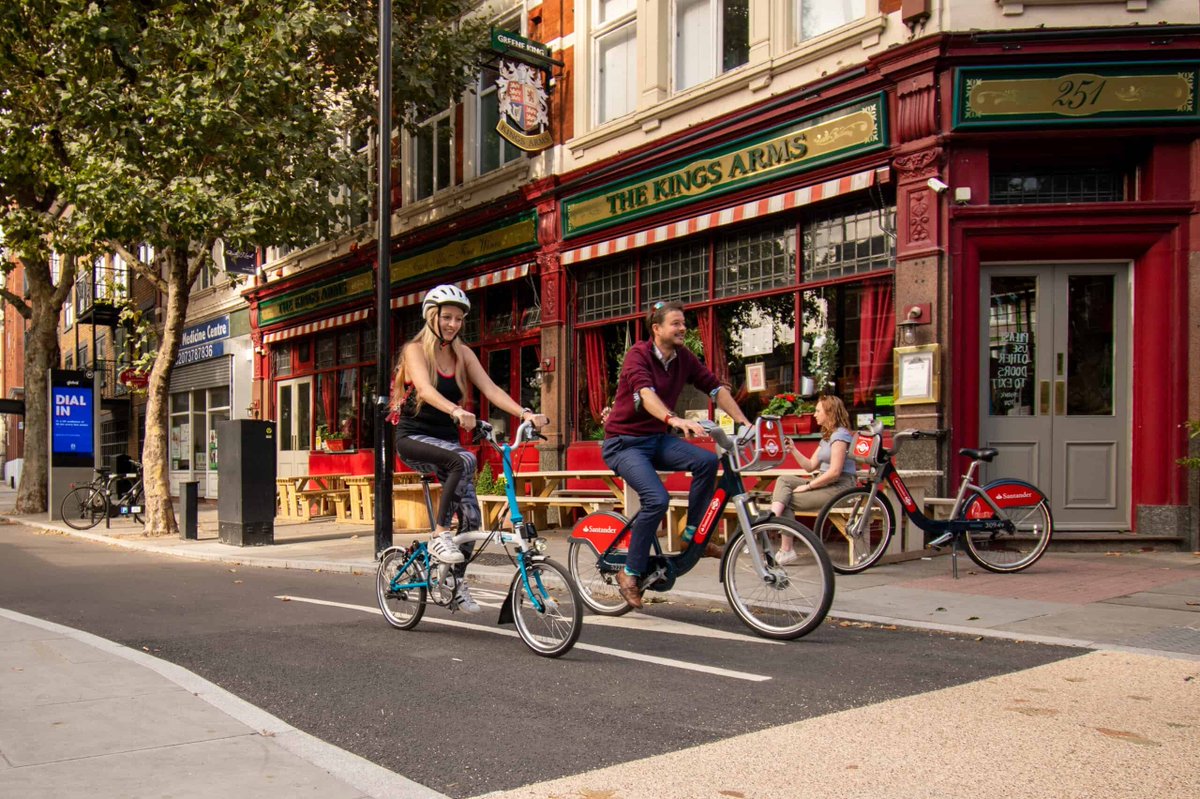 willnorman's tweet image. Cycling is a great way to explore London - especially in summer.
With Santander Cycles, you can enjoy unlimited 60-minute rides with a Day Pass for only £3.50.
They're green, clean, cheap & fun. It's no wonder we had over 35,000 hires yesterday 😎🚲
Give them a go!