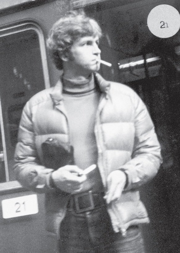 Djævlen i detaljen går IKKE på sommerferie, men sender i stedet historien om Holger Jensen, Niels Jørgensen og de andre  fra Blekingegadebanden. 

Peter Øvig er medfortæller, serien strækker sig over seks afsnit, og de første to er allerede udkommet. dr.dk/lyd/special-ra…