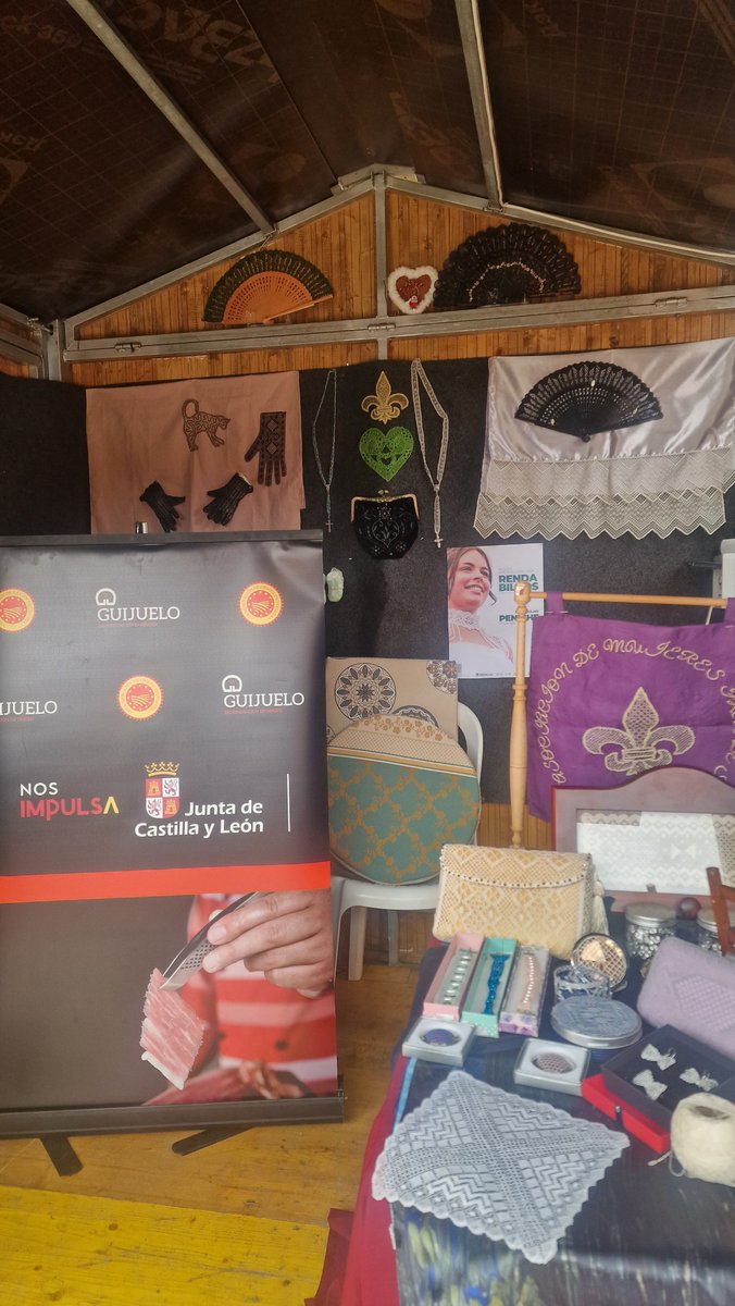 La  asociación de mujeres "Flor de Salamanca" participa este fin de semana  en la feria de Peniche y, como buenas embajadoras, han ido hasta  Portugal en compañía de uno de los referentes gastronómicos de su tierra, el Jamón de Guijuelo