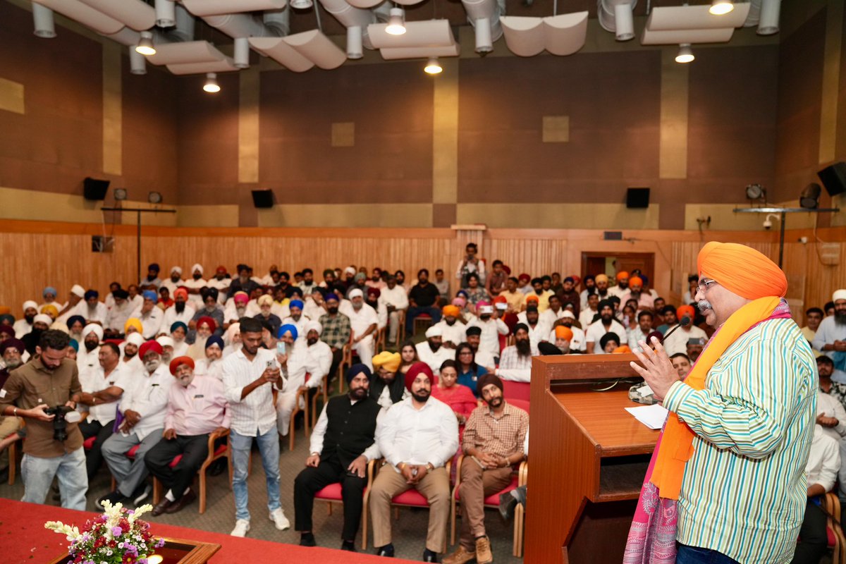 RaviDadaChavan's tweet image. राष्ट्रहिताचा विचार जपणारा भाजपा परिवार हा एकमेव पक्ष !

२५ वर्षांपूर्वी राजकीय प्रवासाला सुरुवात झाली, तेव्हापासूनच एकच विचार मनात घेऊन वाटचाल करत आहे... &apos;राष्ट्र प्रथम&apos; हाच तो विचार ! राष्ट्रहिताचा वसा हाती घेऊन वाटचाल करणाऱ्या माझ्यासारख्या सर्वसामान्य कार्यकर्त्यावर पक्षाने…