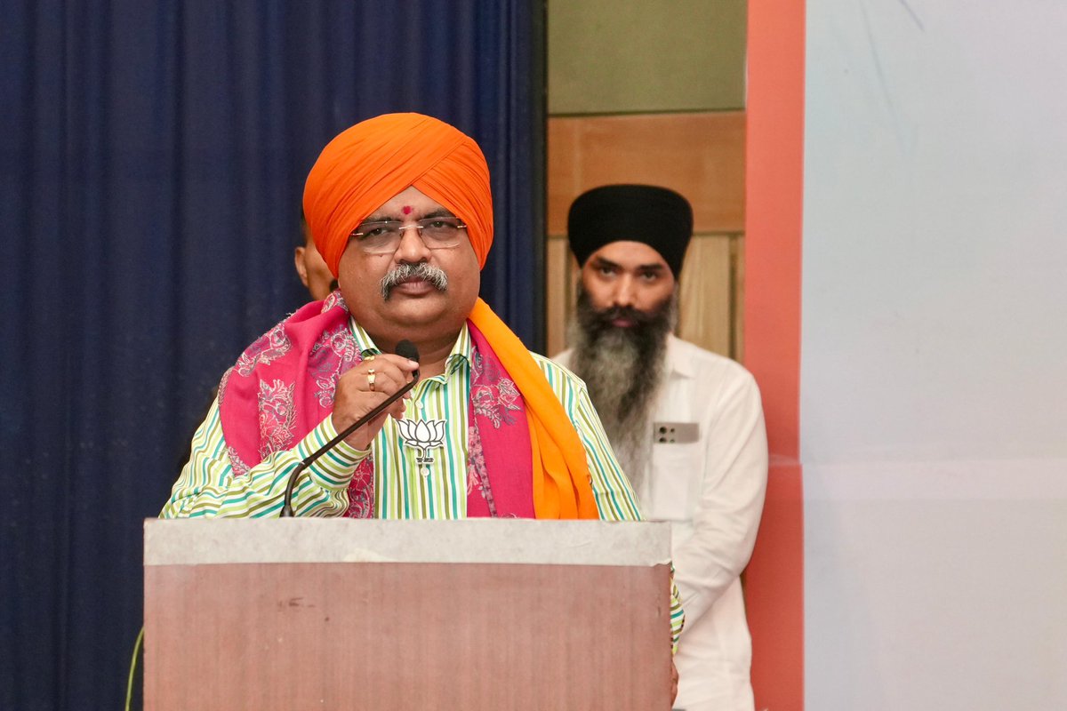 RaviDadaChavan's tweet image. राष्ट्रहिताचा विचार जपणारा भाजपा परिवार हा एकमेव पक्ष !

२५ वर्षांपूर्वी राजकीय प्रवासाला सुरुवात झाली, तेव्हापासूनच एकच विचार मनात घेऊन वाटचाल करत आहे... &apos;राष्ट्र प्रथम&apos; हाच तो विचार ! राष्ट्रहिताचा वसा हाती घेऊन वाटचाल करणाऱ्या माझ्यासारख्या सर्वसामान्य कार्यकर्त्यावर पक्षाने…