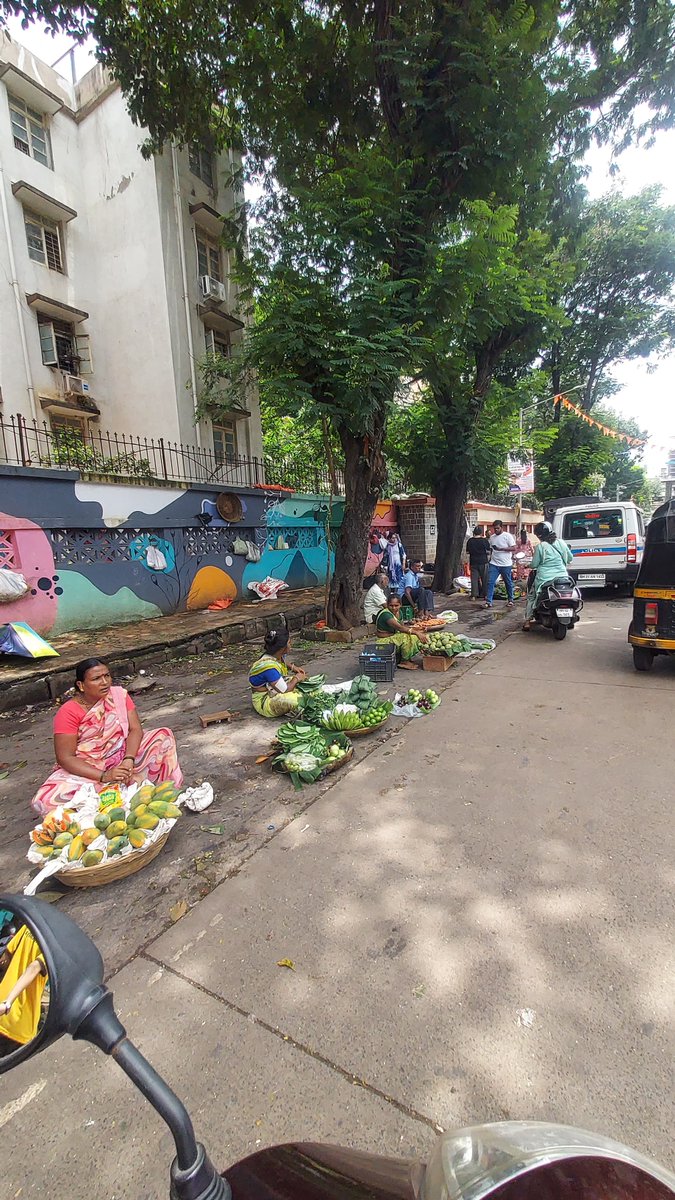 mankattyanand's tweet photo. Dear BMC, It’s sad that footpaths at Borivali West Vegetable Market are fully encroached by vendors,yet no action is taken. Meanwhile,common people parking for a minute are fined ₹500+ by
@MTPHereToHelp
.Are BMC rules only for citizens? Please act.
@mybmc
@mybmcWardRC 
#Borivali https://t.co/Dl8mVgWKa9