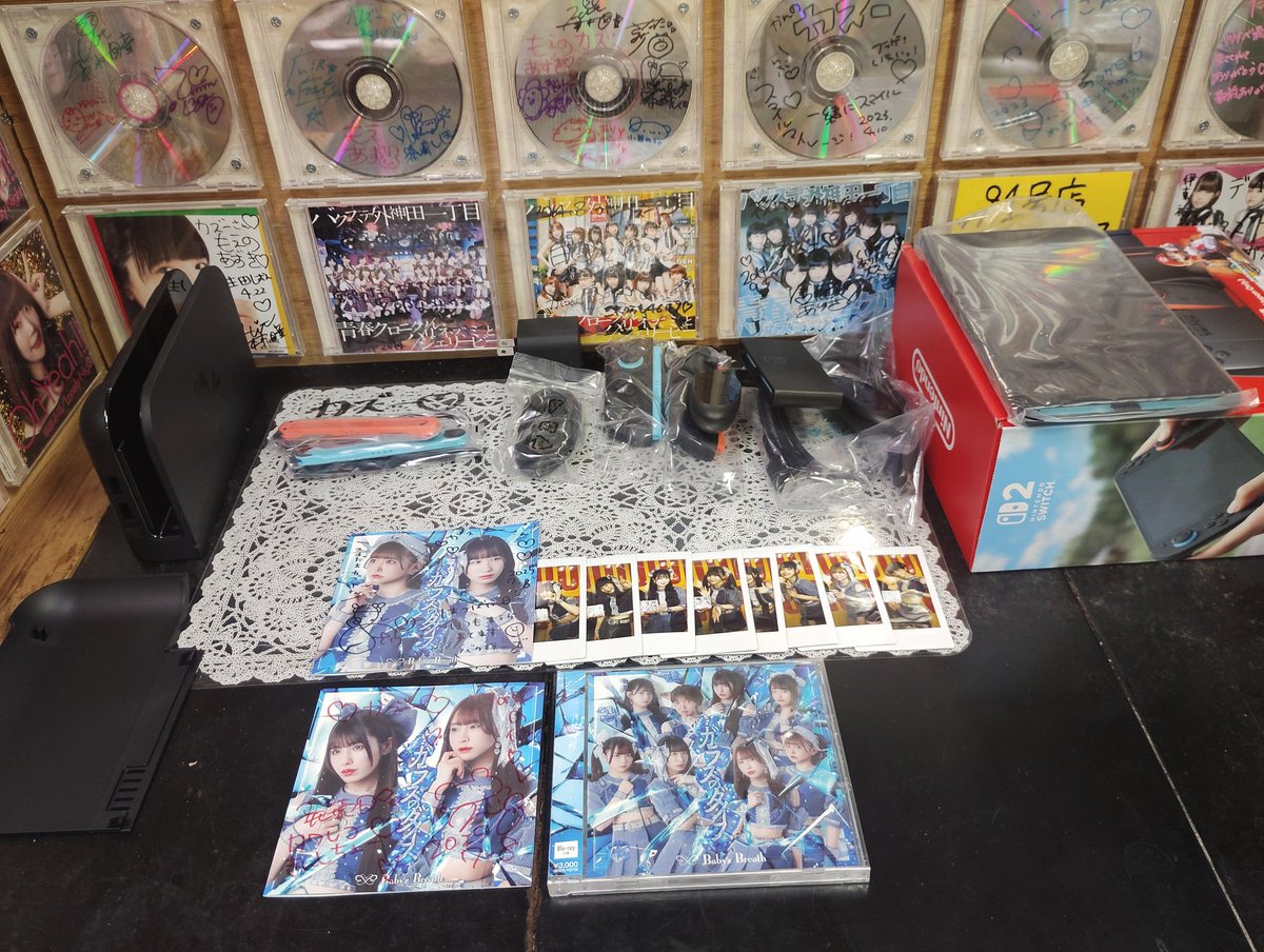 kazuuP48's tweet photo. 休みに錦糸町行ったら
ベビブレとかいうアイドルイベントやってた。
全員と撮って三田

休みだったんでー
スイッチ2売ってるかなーと思って行ったら売ってた！

抽選とかもやってないし1発で買えるとは♪
#ガラスのダイス
#熊本美和 
#瀬戸山さくら
サイン貰ったー https://t.co/w9GctCui9L