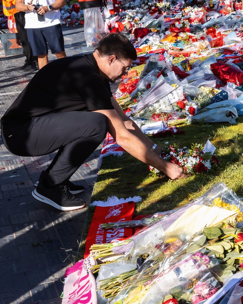 Steven Gerrard, leyenda del Liverpool, se acercó a Anfield para rendirle homenaje a Diogo Jota. ¡Una imagen conmovedora!

📸 <a href="/LFC/">Liverpool FC</a>