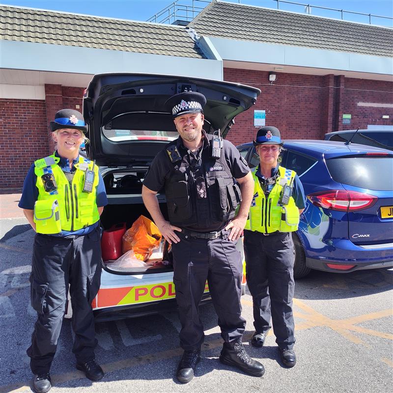 👮🏽‍♀️ Neighbourhood TEAM 2 👮🏽‍♀️Crumspall

Insp Pickavance on foot patrol with PCSO Angela &amp; Lisa in the Harpurhey area and saw an individual who was wanted for shoplifting and they were therefore arrested by the Inspector Pickavance.

#Safe4Summer #Team2 #InspPickavance