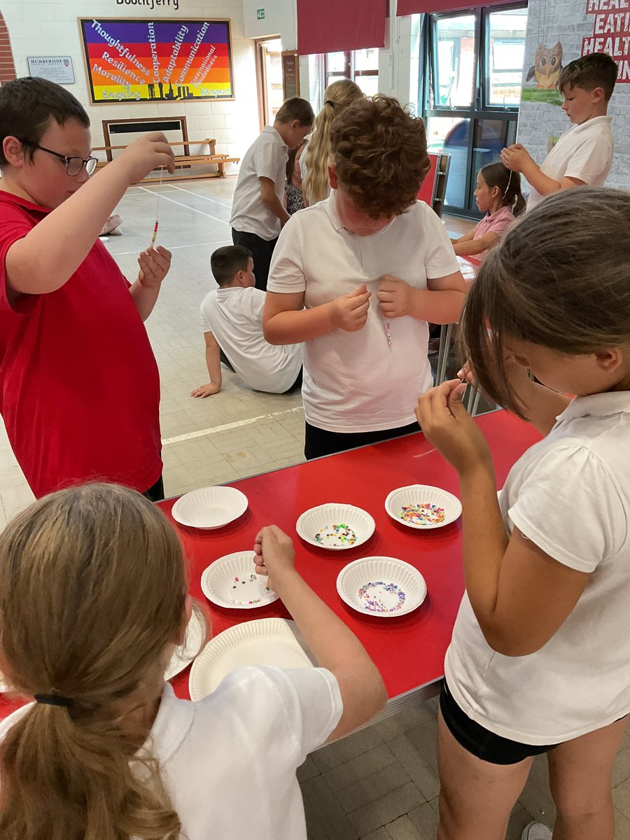 Year 5 really enjoyed the bracelet making organised by school council <a href="/BoothferryPS/">Boothferry Primary #weareBoothferry</a>