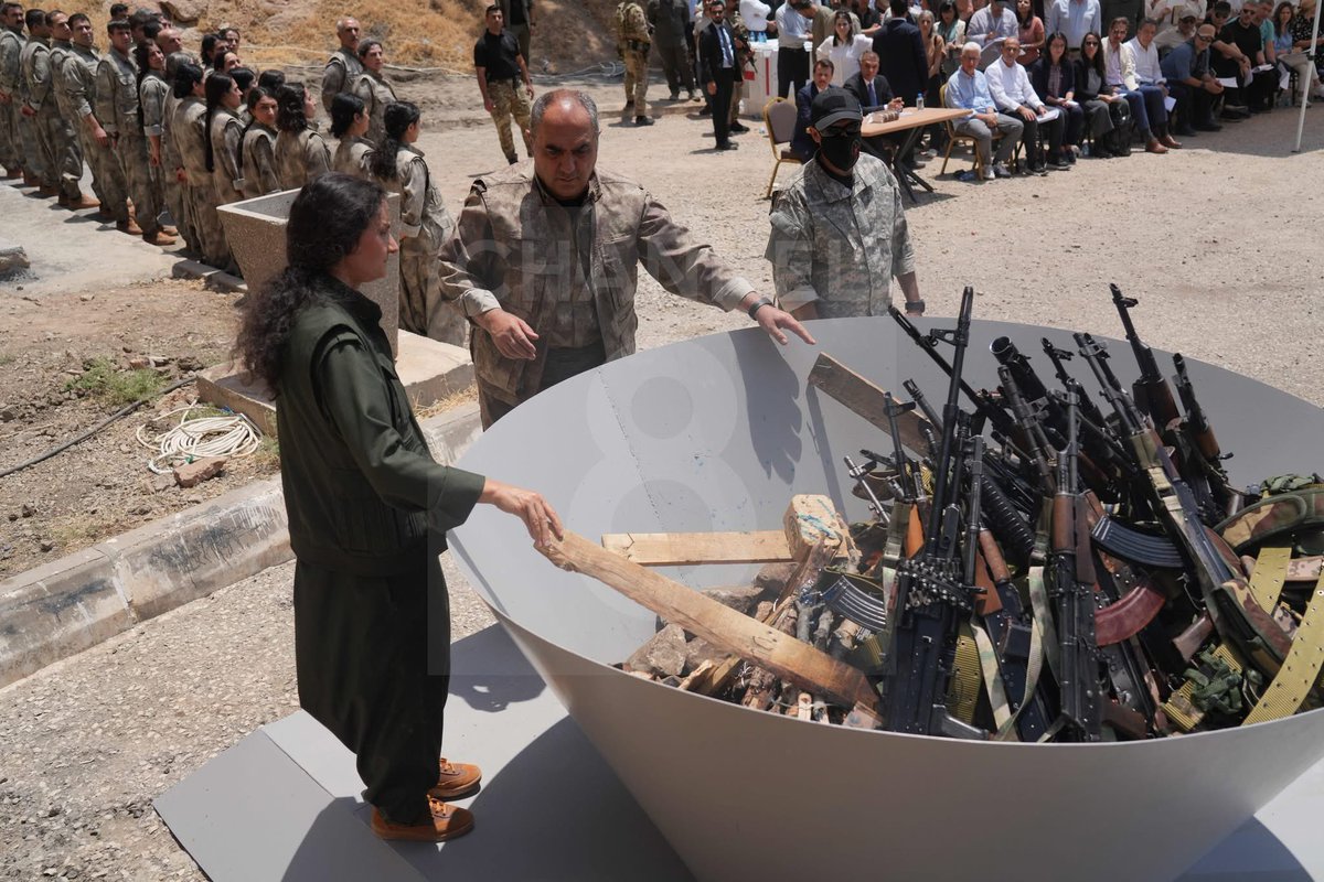 فصيل من فصائل الـPKK الذي ألقى سلاحه يقول:

"من الآن فصاعدًا سنواصل نضالنا من أجل الحرية والديمقراطية والاشتراكية من خلال السياسة والوسائل القانونية، نُدمّر أسلحتنا أمامكم، بإرادتنا الحرة، تحقيقًا لأيديولوجيتنا، وعلى أساس سنّ قوانين التكامل الديمقراطي".

هل ستتعلم الميليشيات؟