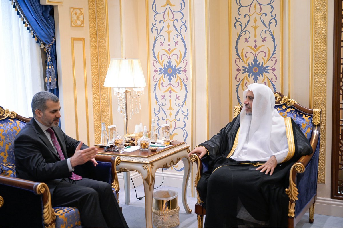 التقى معالي الأمين العام، رئيس هيئة علماء المسلمين، فضيلة الشيخ د.#محمد_العيسى <a href="/MhmdAlissa/">Mohammed Al-Issa محمد العيسى</a> في مكتبه بمكة المكرمة، سعادةَ القنصل العام لجمهورية العراق بالمملكة العربية السعودية، السيد محمد سمير النقشبندي، الذي قدِمَ لوداع فضيلته بمناسبة انتهاء فترة عمله قنصلاً عامًّا لدى المملكة.