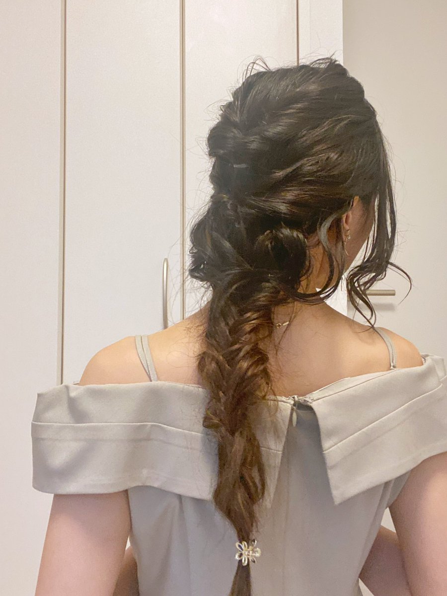 #今日のコーデ 
#ヘアアレンジ 

オフショルに編み下ろしは
ふんわりやわらかな雰囲気になれる気がする

2回くるりんぱして、フィッシュボーン
🌼クリップでヘアゴムを隠して

も少し上手くできるようになりたいな。