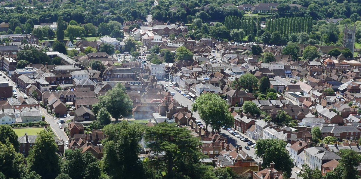 The temporary traffic lights in #Farnham town centre have been replaced after issues with the old set. The lights will be staffed during the day, every day, to react immediately if needed. Apologies for any disruption. Details of Farnham town centre works: orlo.uk/X7LWg