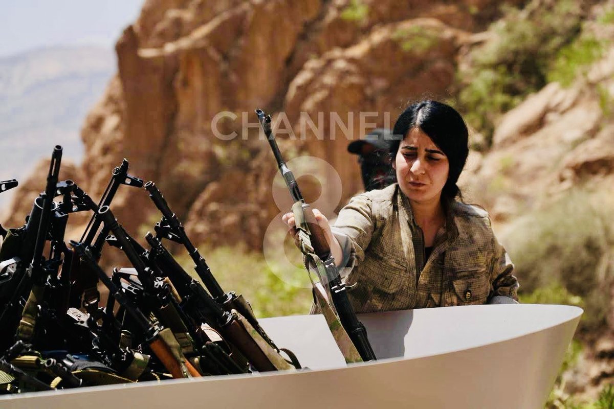 صورة تاريخية تُوثّق لحظة نادرة
مقاتلة من #حزب_العمال_الكردستاني تضع بندقيتها جانبًا إيذانًا بنهاية فصل طويل من النضال المسلح.
كم من دماء سالت؟
وكم من الجبال شهدت هذا الكفاح؟

السؤال الاهم 
كيف سيتم التعامل مع الاف المقاتلين 
هل الشعب سيتعامل معهم بصورة سلمية؟
وماذا سيكون عملهم؟