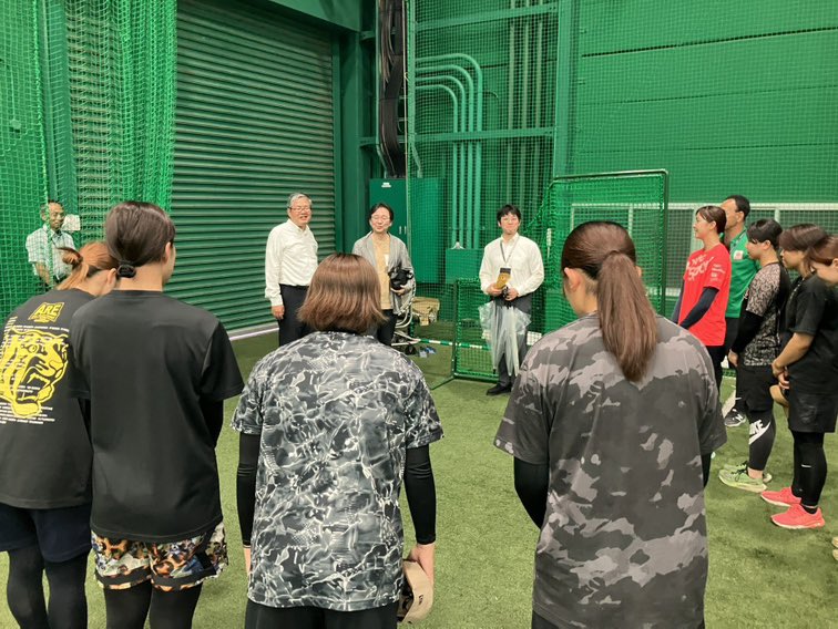 Tigers_Women's tweet image. 本日、パートナーである株式会社DTSの北村代表取締役社長、浅見取締役専務がG-T戦の激励にお越しいただきました!
T-G戦に続き、G-T戦も勝てるように頑張ります🔥
#阪神タイガース
#タイガースWomen
#dts