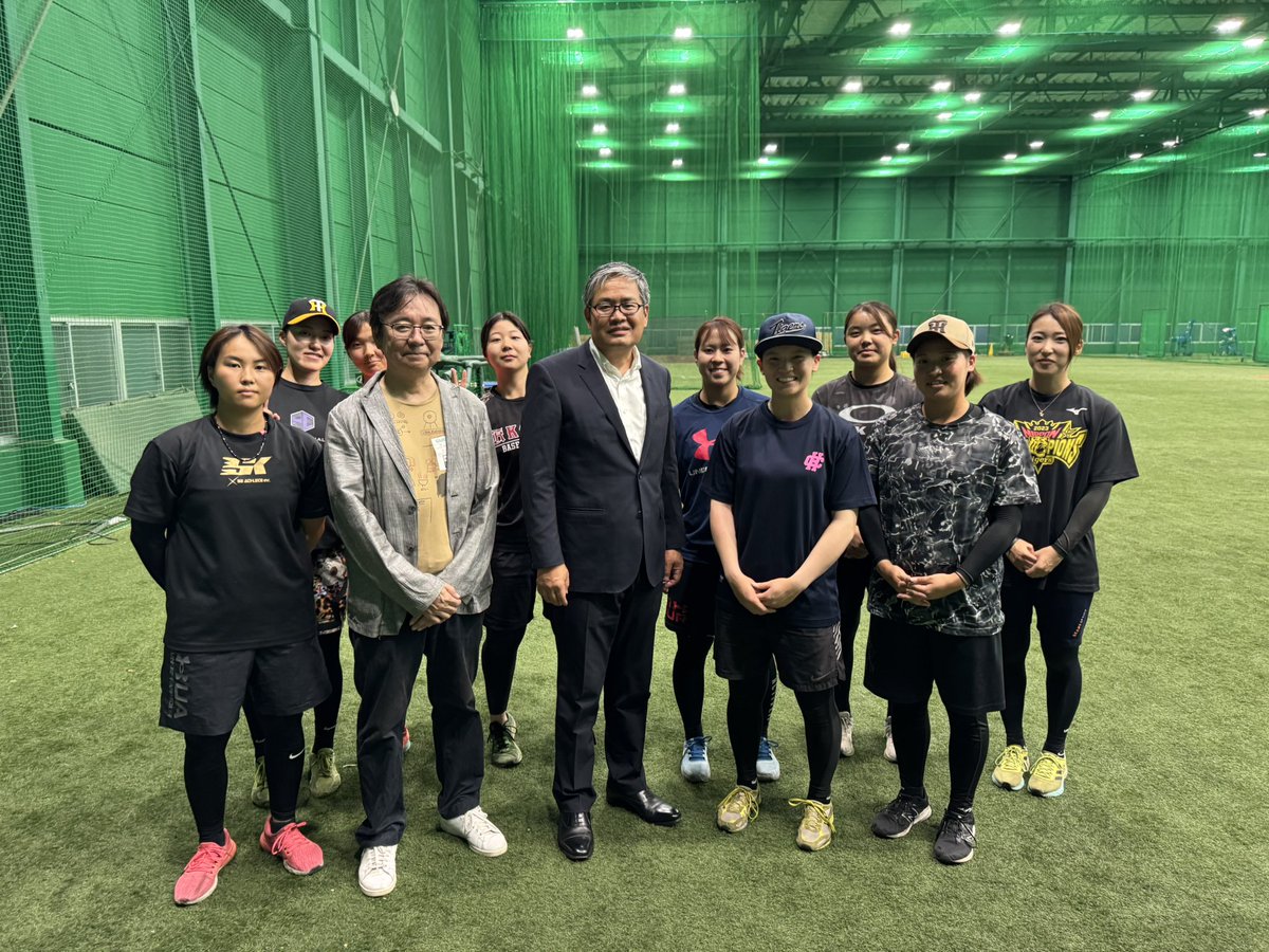 Tigers_Women's tweet image. 本日、パートナーである株式会社DTSの北村代表取締役社長、浅見取締役専務がG-T戦の激励にお越しいただきました!
T-G戦に続き、G-T戦も勝てるように頑張ります🔥
#阪神タイガース
#タイガースWomen
#dts