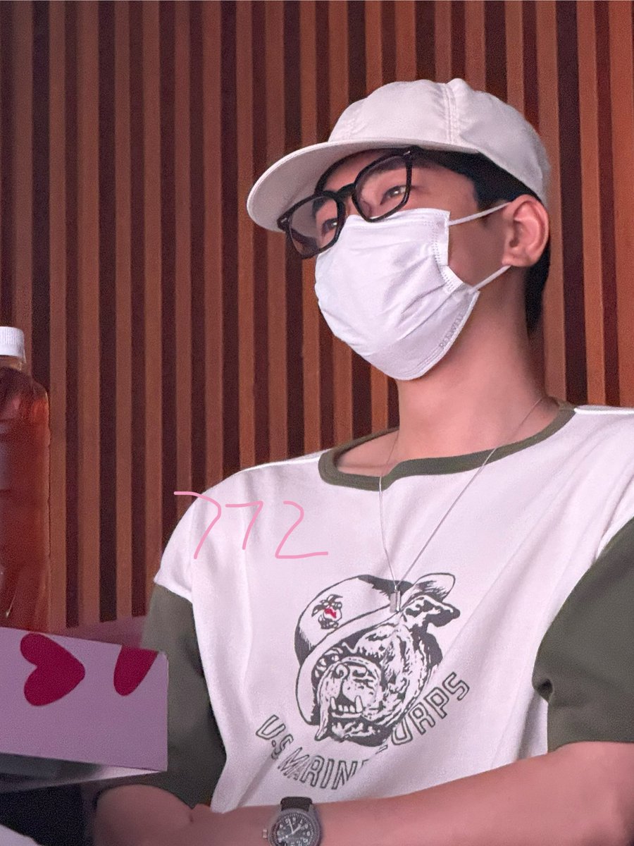 the way we can see his smile behind the mask 😻