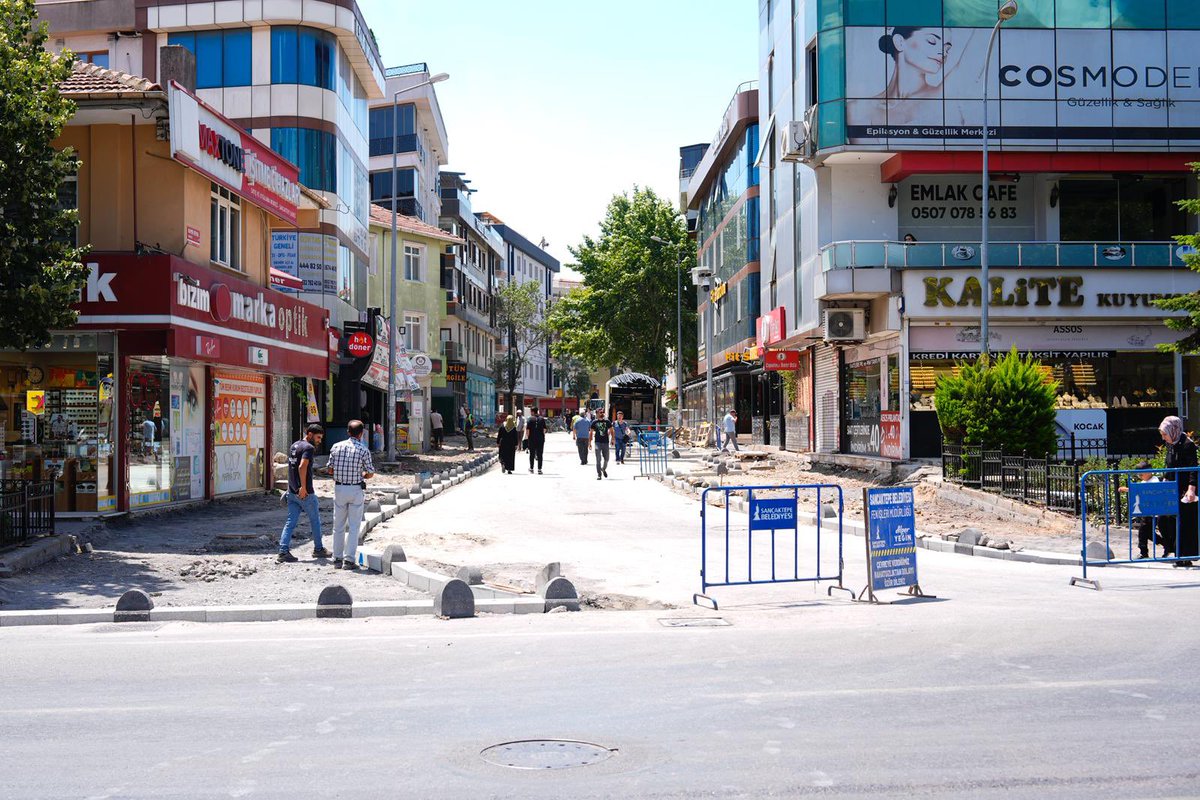 Sarıgazi Mahallesi Namık Kemal Caddesi’nde hayata geçirdiğimiz Prestij Caddesi çalışmalarını yerinde inceledik.

Sancaktepe’mize yakışır, modern  caddeleriyle yaşam kalitesini artırmaya kararlılıkla devam ediyoruz.

Sancaktepe Kazanmaya Devam Ediyor!