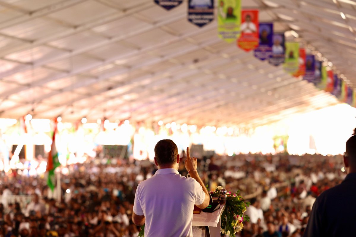 Congress (@incindia) on Twitter photo рдиреЗрддрд╛ рд╡рд┐рдкрдХреНрд╖ рд╢реНрд░реА <a href="/RahulGandhi/">Rahul Gandhi</a> рдиреЗ рднреБрд╡рдиреЗрд╢реНрд╡рд░ рдореЗрдВ рд╡рд┐рд╢рд╛рд▓ рдЬрдирд╕рднрд╛ рдХреЛ рд╕рдВрдмреЛрдзрд┐рдд рдХрд┐рдпрд╛ред
BJP рд╕рд░рдХрд╛рд░ рдУрдбрд┐рд╢рд╛ рдХрд╛ рд╕рд╛рд░рд╛ рдзрди рдЕрдкрдиреЗ рдкреВрдВрдЬреАрдкрддрд┐ рдорд┐рддреНрд░реЛрдВ рдХреЛ рд╕реМрдВрдк рд░рд╣реА рд╣реИред рдУрдбрд┐рд╢рд╛ рдХреЗ рд▓реЛрдЧреЛрдВ рдХрд╛ рдЬреАрд╡рди рдЕрдиреНрдпрд╛рдп рдФрд░ рдЕрддреНрдпрд╛рдЪрд╛рд░ рдореЗрдВ рдЭреЛрдВрдХ рд░рд╣реА рд╣реИред
рдХрд╛рдВрдЧреНрд░реЗрд╕ рдЗрд╕ рдЕрдиреНрдпрд╛рдп рдХреЗ рдЦрд┐рд▓рд╛рдл рдЬрдирддрд╛ рдХреЗ рд╕рд╛рде рдЦрдбрд╝реА рд╣реИ, рдЙрдирдХреЗ рд╣рдХ рдХреЗ рд▓рд┐рдП рд▓рдбрд╝рддреА рд░рд╣реЗрдЧреАред рдиреЗрддрд╛ рд╡рд┐рдкрдХреНрд╖ рд╢реНрд░реА <a href="/RahulGandhi/">Rahul Gandhi</a> рдиреЗ рднреБрд╡рдиреЗрд╢реНрд╡рд░ рдореЗрдВ рд╡рд┐рд╢рд╛рд▓ рдЬрдирд╕рднрд╛ рдХреЛ рд╕рдВрдмреЛрдзрд┐рдд рдХрд┐рдпрд╛ред
BJP рд╕рд░рдХрд╛рд░ рдУрдбрд┐рд╢рд╛ рдХрд╛ рд╕рд╛рд░рд╛ рдзрди рдЕрдкрдиреЗ рдкреВрдВрдЬреАрдкрддрд┐ рдорд┐рддреНрд░реЛрдВ рдХреЛ рд╕реМрдВрдк рд░рд╣реА рд╣реИред рдУрдбрд┐рд╢рд╛ рдХреЗ рд▓реЛрдЧреЛрдВ рдХрд╛ рдЬреАрд╡рди рдЕрдиреНрдпрд╛рдп рдФрд░ рдЕрддреНрдпрд╛рдЪрд╛рд░ рдореЗрдВ рдЭреЛрдВрдХ рд░рд╣реА рд╣реИред
рдХрд╛рдВрдЧреНрд░реЗрд╕ рдЗрд╕ рдЕрдиреНрдпрд╛рдп рдХреЗ рдЦрд┐рд▓рд╛рдл рдЬрдирддрд╛ рдХреЗ рд╕рд╛рде рдЦрдбрд╝реА рд╣реИ, рдЙрдирдХреЗ рд╣рдХ рдХреЗ рд▓рд┐рдП рд▓рдбрд╝рддреА рд░рд╣реЗрдЧреАред