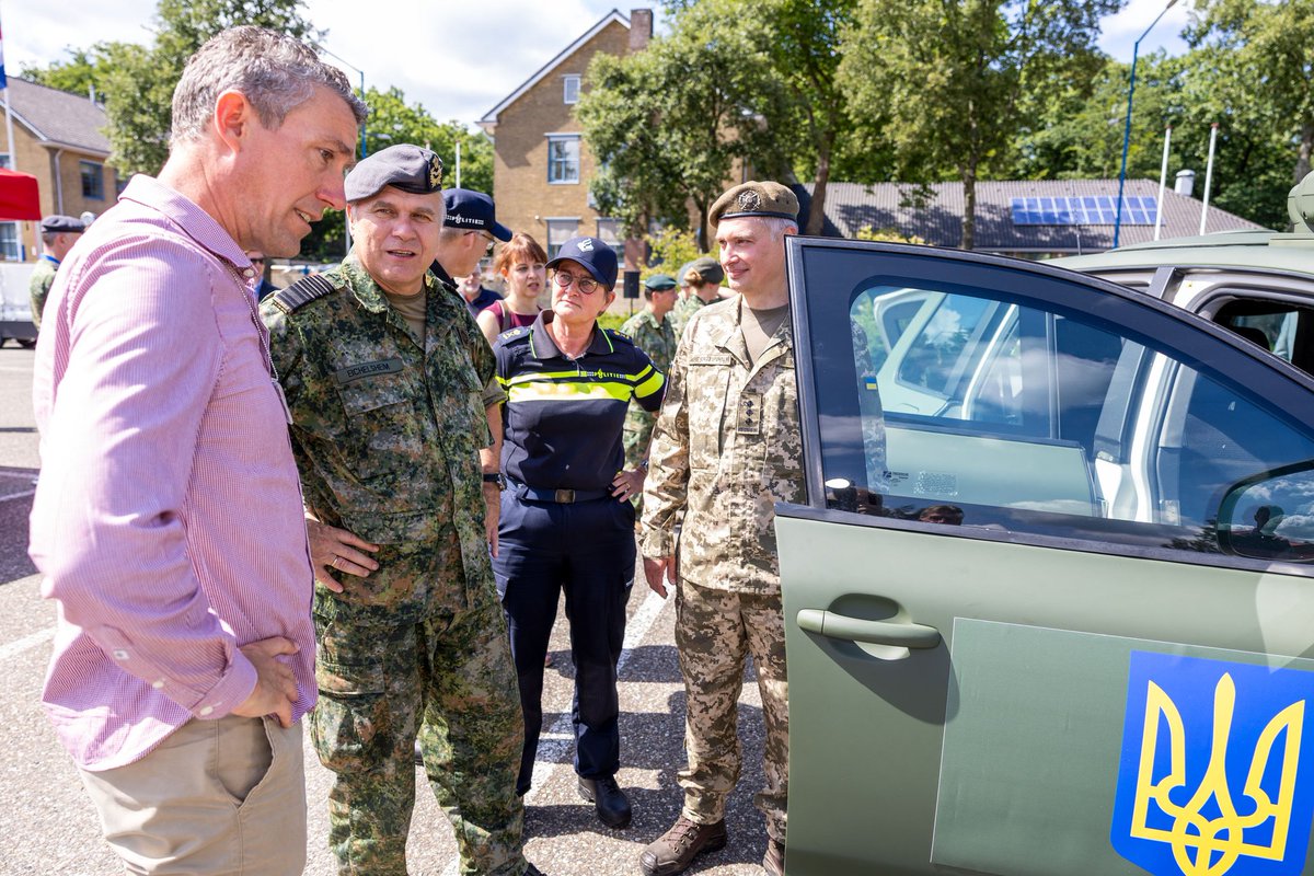 CDS_Defensie's tweet image. 38 gepantserde Touaregs van de @Politie gaan via @Defensie naar #Oekraïne. Voertuigen die hier bescherming boden, bieden die straks daar, aan militairen in de frontlinie. Onze gezamenlijke steun blijft onverminderd. In vele vormen. 👉 defensie.nl/actueel/nieuws…