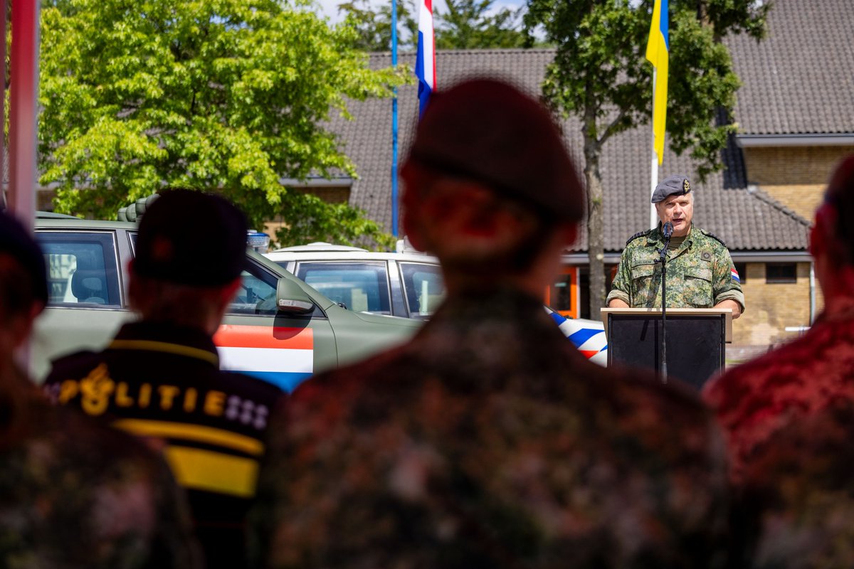CDS_Defensie's tweet image. 38 gepantserde Touaregs van de @Politie gaan via @Defensie naar #Oekraïne. Voertuigen die hier bescherming boden, bieden die straks daar, aan militairen in de frontlinie. Onze gezamenlijke steun blijft onverminderd. In vele vormen. 👉 defensie.nl/actueel/nieuws…