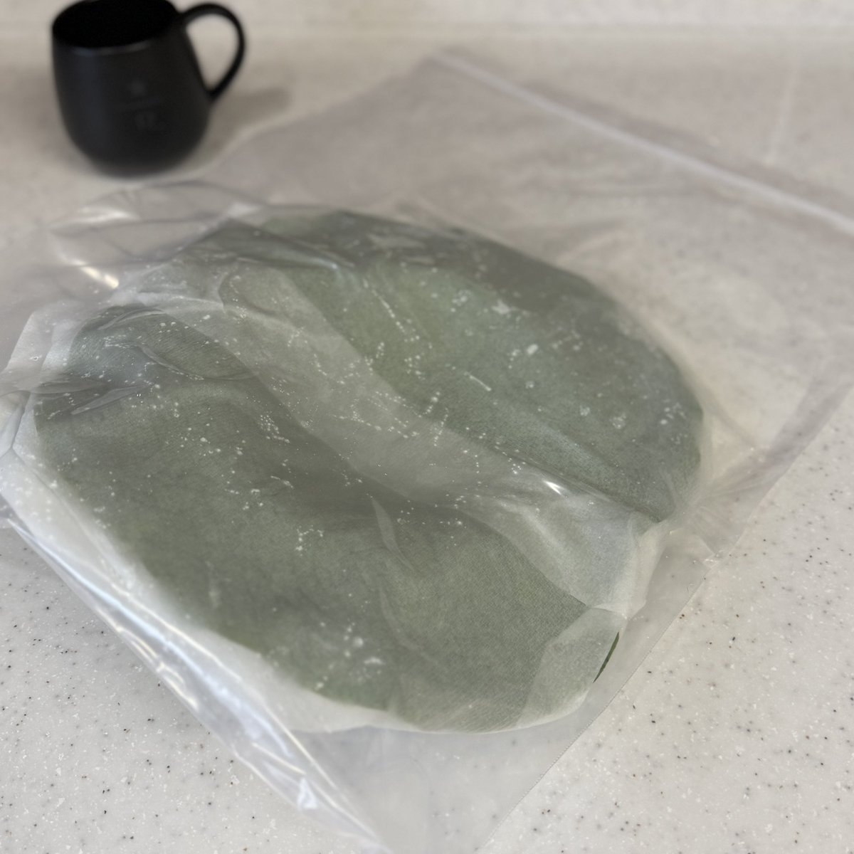 mio7007's tweet image. お盆の準備(蓮の葉)をしました
水で濡らしたキッチンペーパーを挟んで冷蔵庫の野菜室で保存。くるくるになりません。
お米と茄子ときゅうりをさいの目切りにした水の子をお供えします🪷