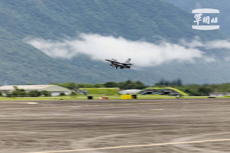 The 🇹🇼 Republic of China Air Force conducted hot pit refueling exercises involving F-16 fighters at Hualien Air Base, eastern Taiwan, on 7/11.

Hot pit refueling minimizes the amount of time the aircraft spends on the ground.

(Military News Agency)