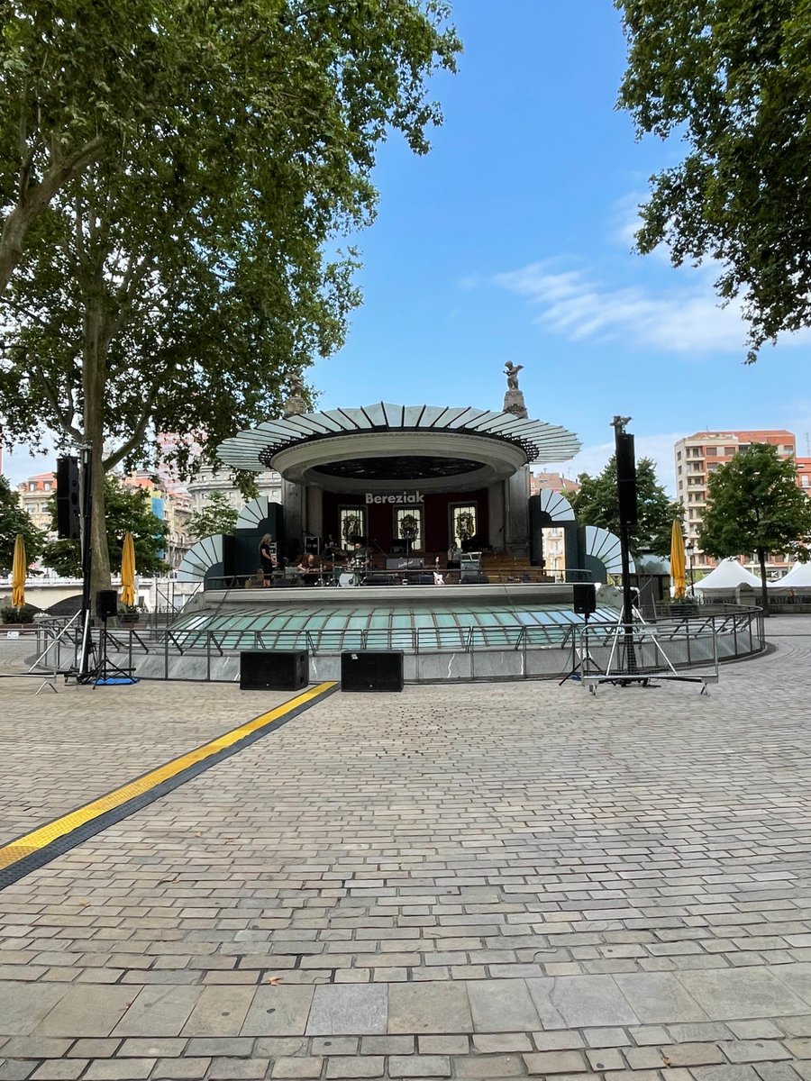 Hoy a las 14:00 en el kiosko del Arenal, Bilbao, con banda. <a href="/bilbaobbklive/">Bilbao BBK Live</a>