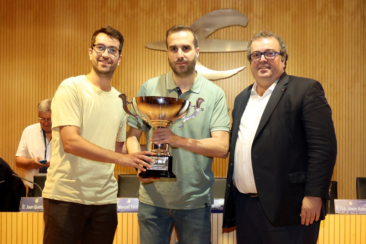 #RFAF ENTREGA DE TROFEOS I REGIONAL Y SALA

🎞️Descarga las fotos de la entrega de trofeos del fútbol regional y del fútbol sala sénior 👇

futbolaragon.com/pnfg/NPcd/N_GF…

📷Rubén Losada
