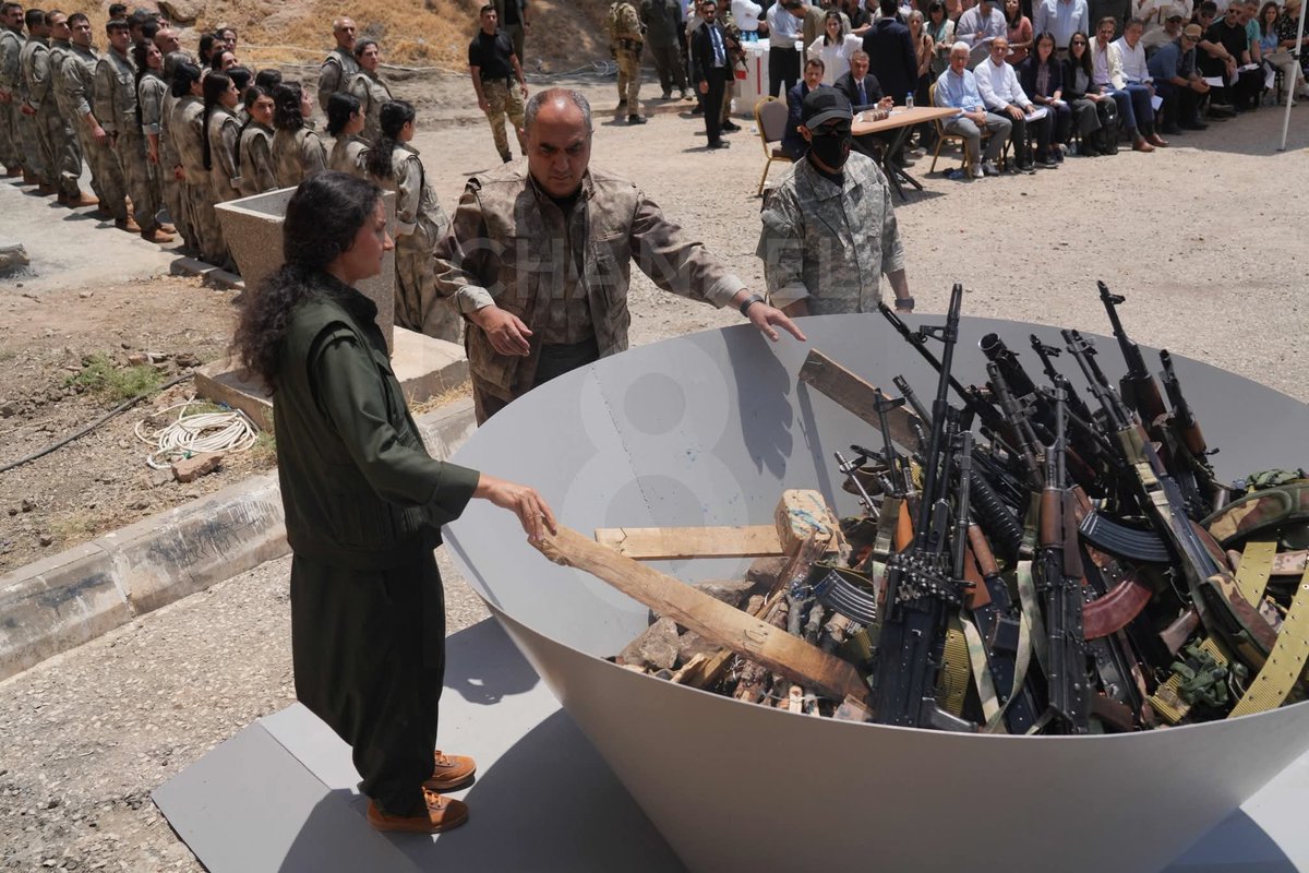 TARİHİ BİR ANA ŞAHİTLİK EDİYORUZ
PKK terör örgütünün bıraktığı silahlar imha ediliyor. Diğer ağır makineli silah ve araçlar, operasyonu girlikte yürüten TSK ve MİT'E teslim ediliyor. 
#TürkiyeCumhuriyeti