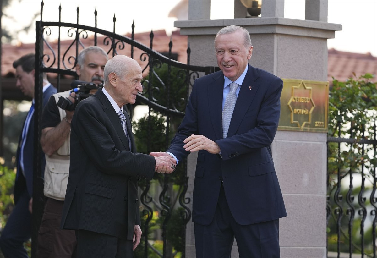 Memleket isterim
Ne başta dert, ne gönülde hasret olsun;
Kardeş kavgasına bir nihayet olsun.