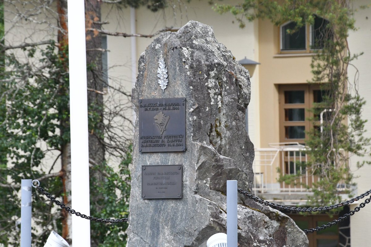 KainuunRaja's tweet image. Tänään 12.7. tuli kuluneeksi 83 vuotta jatkosodassa palvelleen rajajääkäripataljoona 8:n perustamisesta.
Kuvassa RjP8:n muistokivi, joka sijaitsee Kainuun rajavartioston esikunnan edessä.
#historia #kaveriaeijätetä #himmetäeimuistotsaa #RjP8
