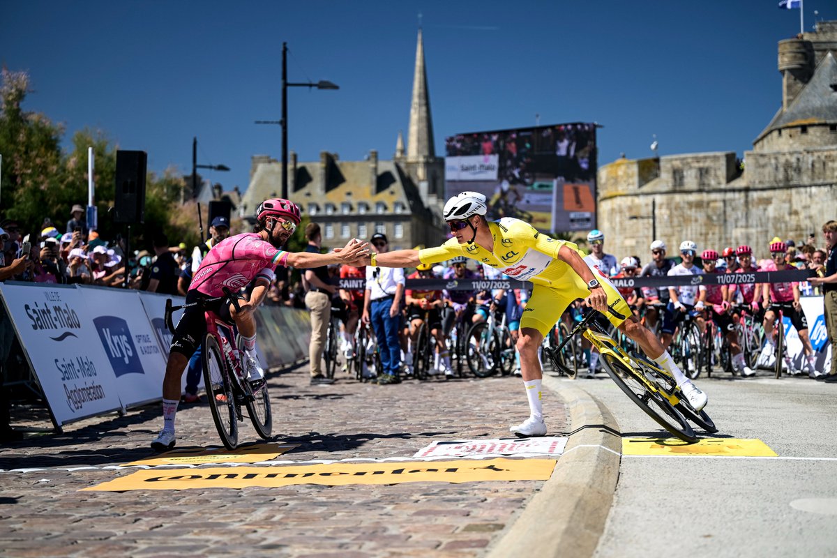 When you reallllllyyyyy want the handshake 🤝

#TDF2025 l <a href="/mathieuvdpoel/">Mathieu Van der Poel</a>