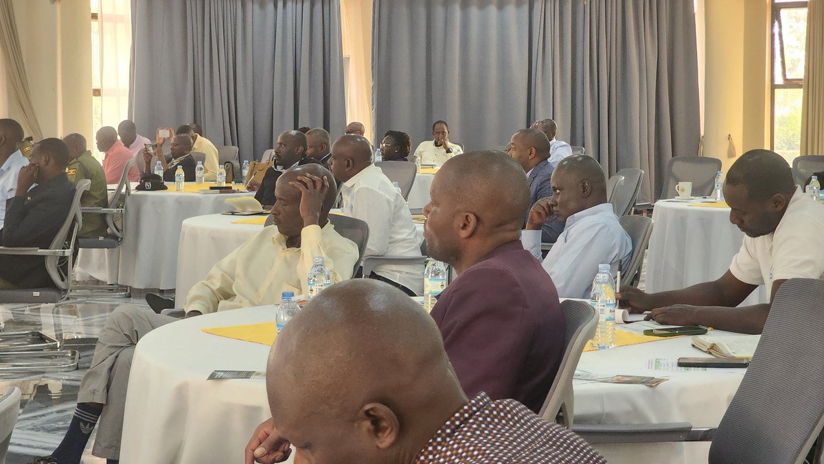 Gamba Mpurire (@radiowestug) on Twitter photo #WestUpdates // MBARARA
Omushomo gw'abarikukwatwaho omu nshonga z'abantu abarikufuruka kuruga omu eihanga kuza omurindi (Immigration) guriyo nigugyenda omu maisho aha Las Vegas Hotel omuri Mbarara.
๐ท: <a href="/AkatukundaBeth/">Beth Akatukunda</a>
1/2 #WestUpdates // MBARARA
Omushomo gw'abarikukwatwaho omu nshonga z'abantu abarikufuruka kuruga omu eihanga kuza omurindi (Immigration) guriyo nigugyenda omu maisho aha Las Vegas Hotel omuri Mbarara.
๐ท: <a href="/AkatukundaBeth/">Beth Akatukunda</a>
1/2