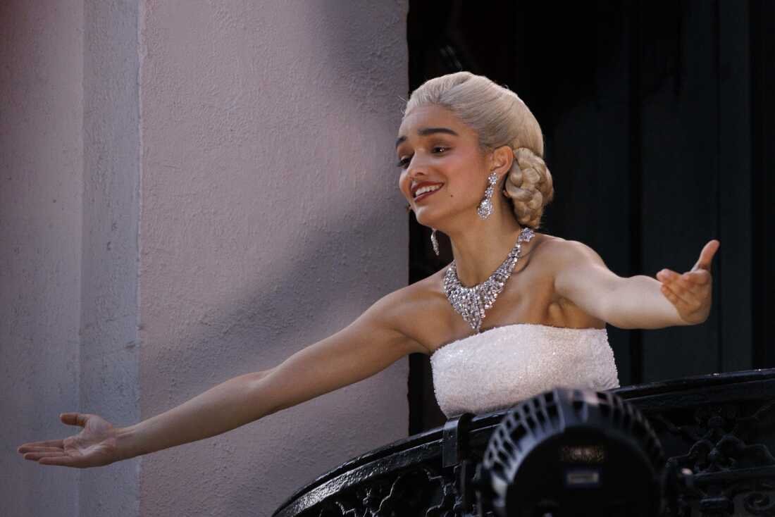 TodayTixUK's tweet image. now playing: don&apos;t cry for me argentina #Evita