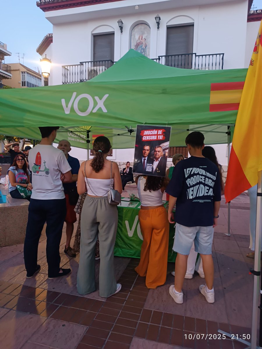 Vox_Fuengirola's tweet image. Jóvenes!! El futuro está en vuestras manos 🇪🇸 

Y sabemos que está a buen recaudo cuando vemos el éxito que tienen nuestras mesas informativas!! 

Nos demostráis que no tenéis miedo a nada ni a nadie!! 

Seguiremos trabajando por vosotros y por España 🇪🇸