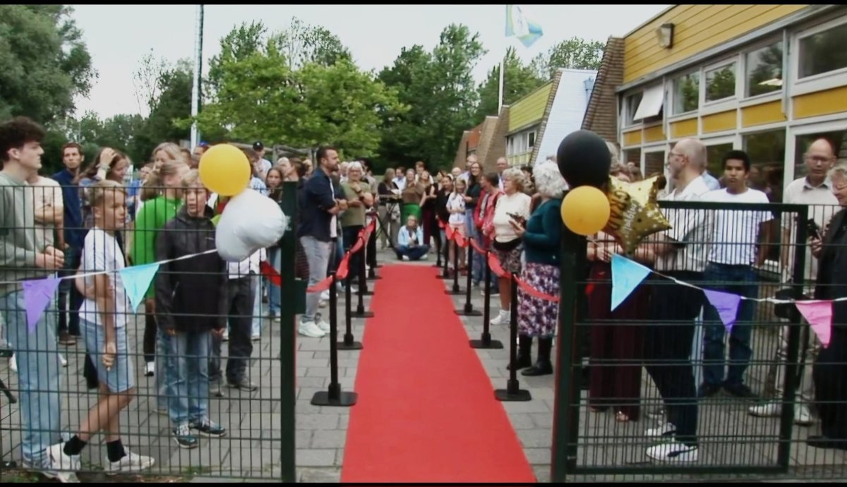 Via de rode loper de basisschool verlaten....
#Beijum
beijumnieuws.blogspot.com/2025/07/via-de…