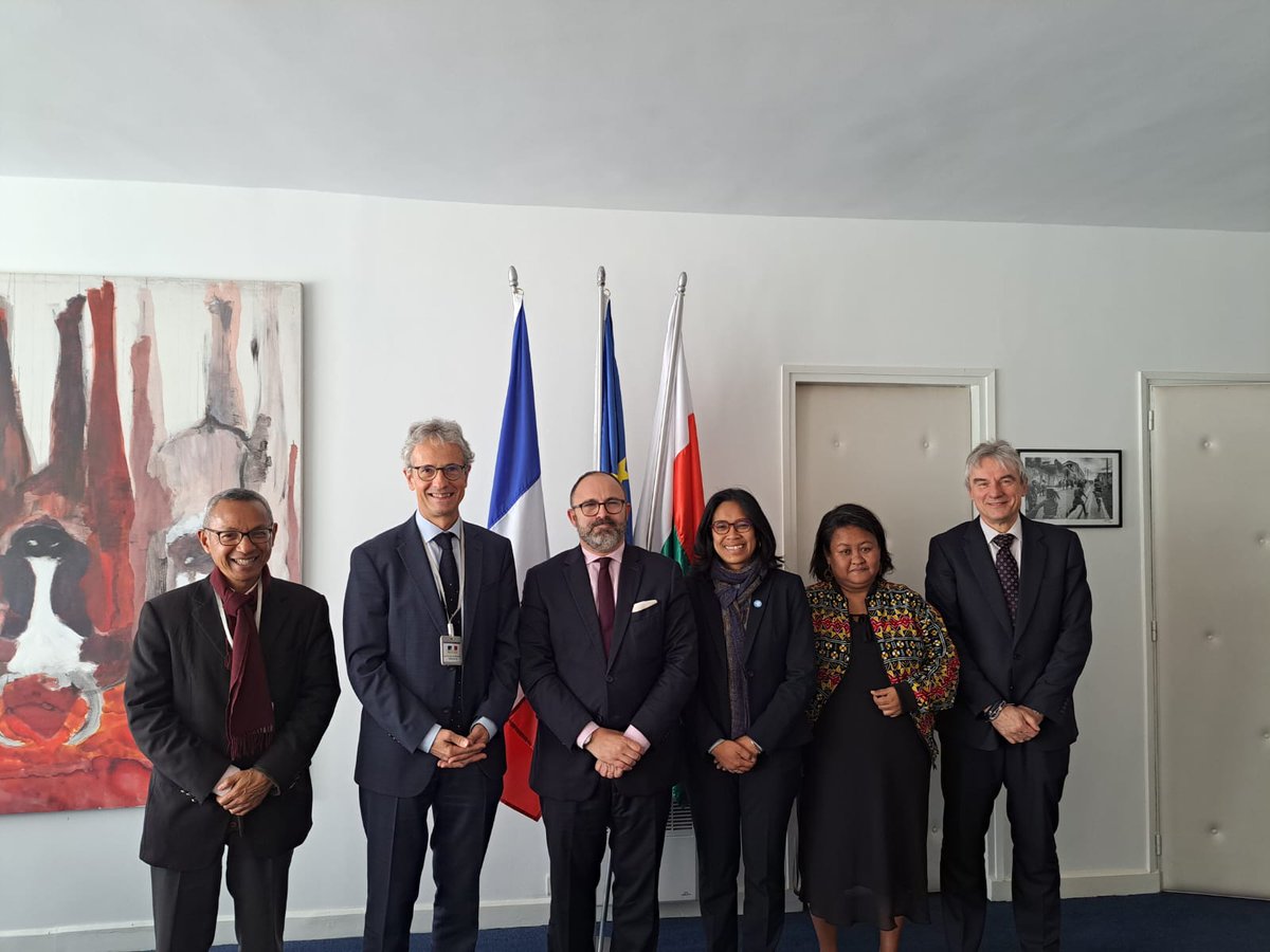 🤝 M. Arnaud Guillois, Ambassadeur 🇫🇷, a échangé avec M. François Valérian, Président de Transparency International 🌍, et des représentants de l'ONG. Dialogue sur la transparence 🔍, la redevabilité ✅ et la gouvernance 🗳️. Coopération renforcée avec TI-MG 🇲🇬.