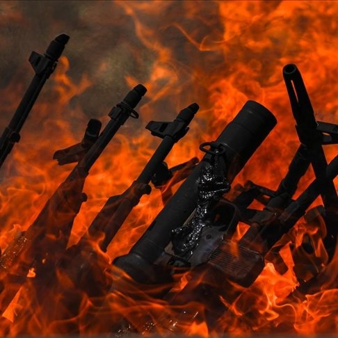 Yıllarca ağıtlar yakıldı…
Şimdi artık silahlar yakılıyor.

PKK, 40 yıllık kanlı terör sürecinin ardından silah bıraktı.
Bugün sembolik olarak yakılan o silahlar;
binlerce ocağı söndüren, anaları ağlatan,
gençleri dağa götüren karanlığın kül oluşudur.

Artık bu topraklarda
ağıt